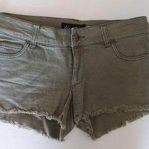 ❣️Ladies Harlow olive mini Jean shorts size 24 (#129)